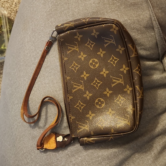 Louis Vuitton - Picture 1 of 5